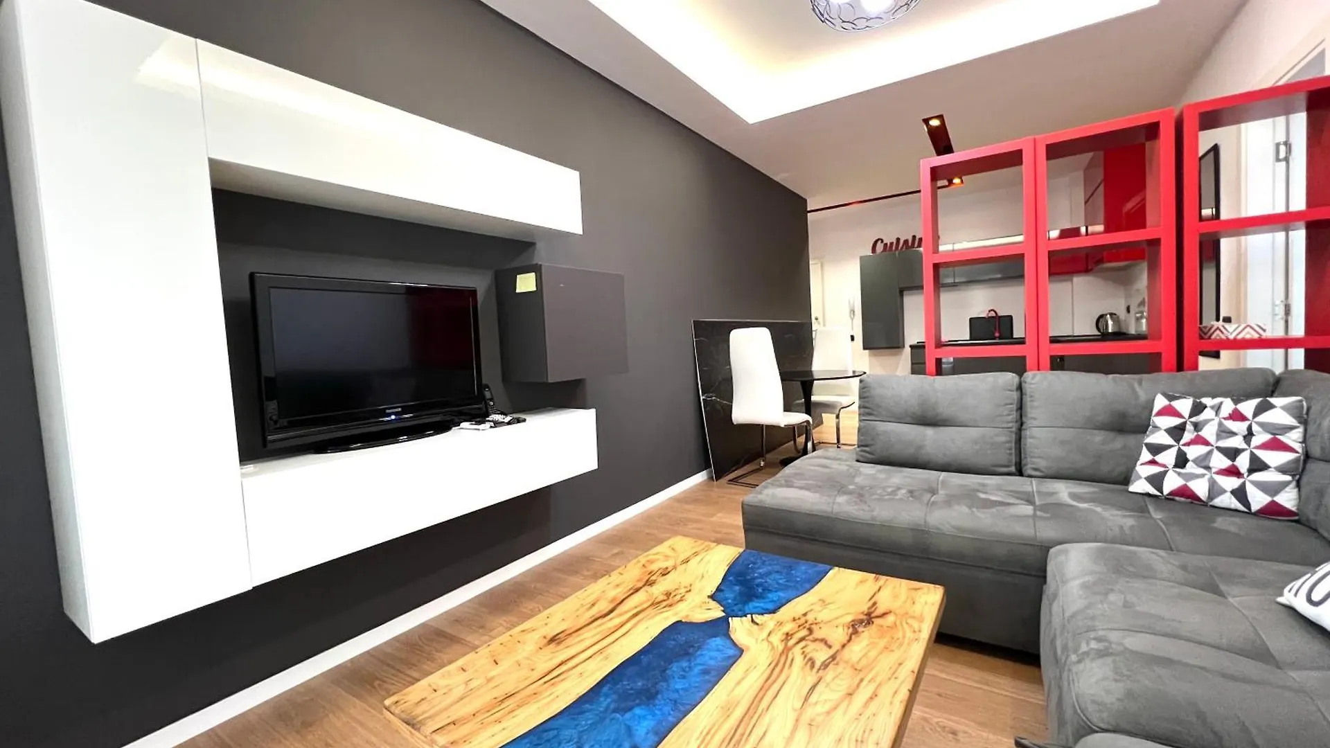Apartment Downtown Grand Comfort Tirana
